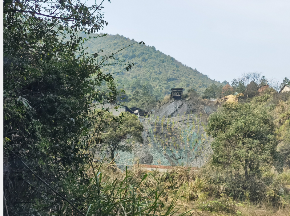 山上是煤矿，山脚是村庄