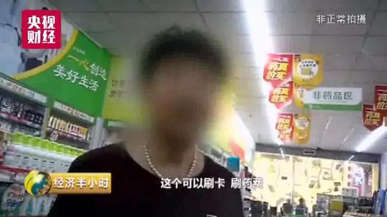 为了让记者看得更清楚，这对夫妻带着我们直接来到了收银台。