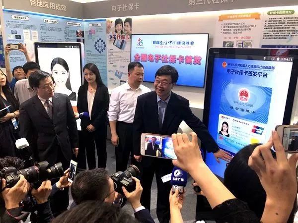 国家人力资源和社会保障部信息中心主任翟燕立在福州签发全国首张电子社保卡