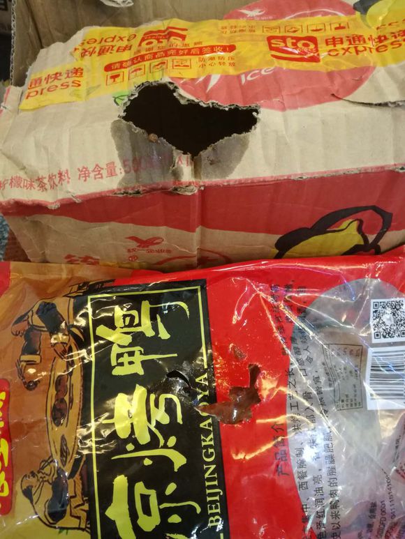 柯先生的快递疑似被老鼠啃咬。 本文图均为 受访者供图