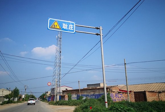 聚集着大量洗涤用品作坊的耿庄，化工原料刺鼻，当地人称，下雨时地上都能起泡。摄影：崔梁凡