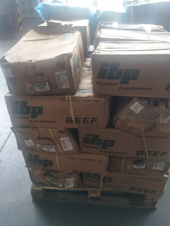 堆放在仓库月台上的走私牛肉。