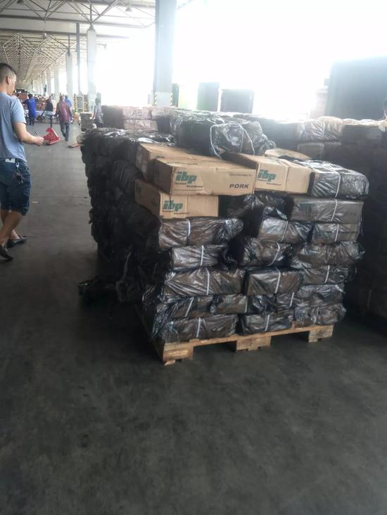 堆放在月台上的走私猪肉。