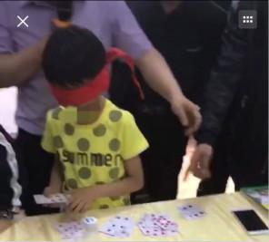 图为云南昆明一家民办培训机构展示出孩子蒙眼识物的教学成果。受访者供图