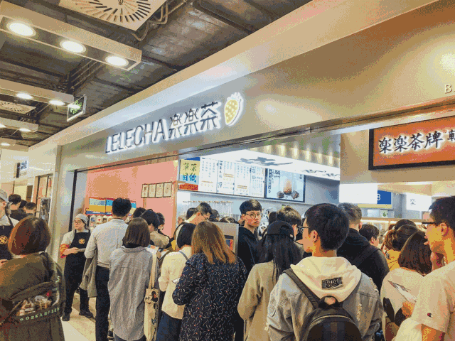  （图片说明：乐乐茶各门店包括超级集合店前购买脏脏茶的队伍异常火爆。）