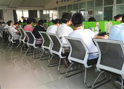 8月15日，某电话营销公司工作现场。