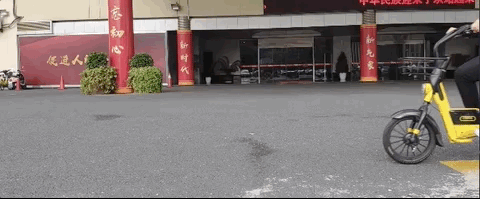 小蜜单车：制动距离 1~2米