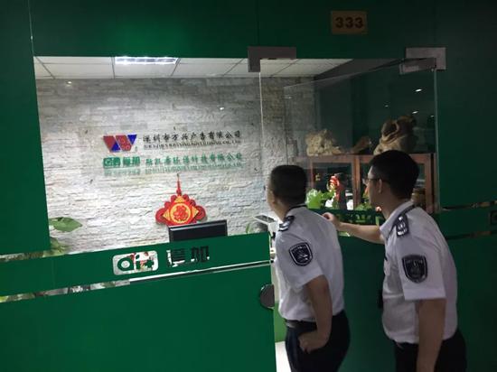 ▲深圳市市场稽查局执法人员、深圳市计量质量检测研究院的技术专家对出具检测报告的深圳市斯凯希环保科技有限公司进行执法检查。