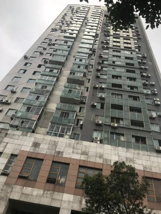 四季名门外墙修补痕迹