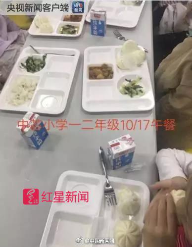 　▲10月17日，中芯国际学校午餐。