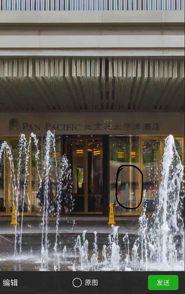 柳女士撞上的酒店旋转门一侧的玻璃。受访者供图