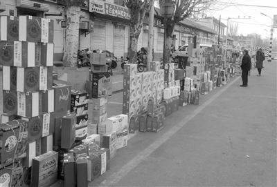 2月7日,内蒙古巴彦淖尔市临河区双河镇先锋桥北,披着华丽外衣的山寨牛奶,混在各种高档礼盒中。记者 王靖 摄