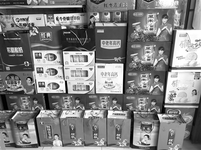 2月7日,河北省保定市曲阳县人民医院附近一家批发店里,各种山寨货与正品混在一起销售。记者 安路蒙 摄