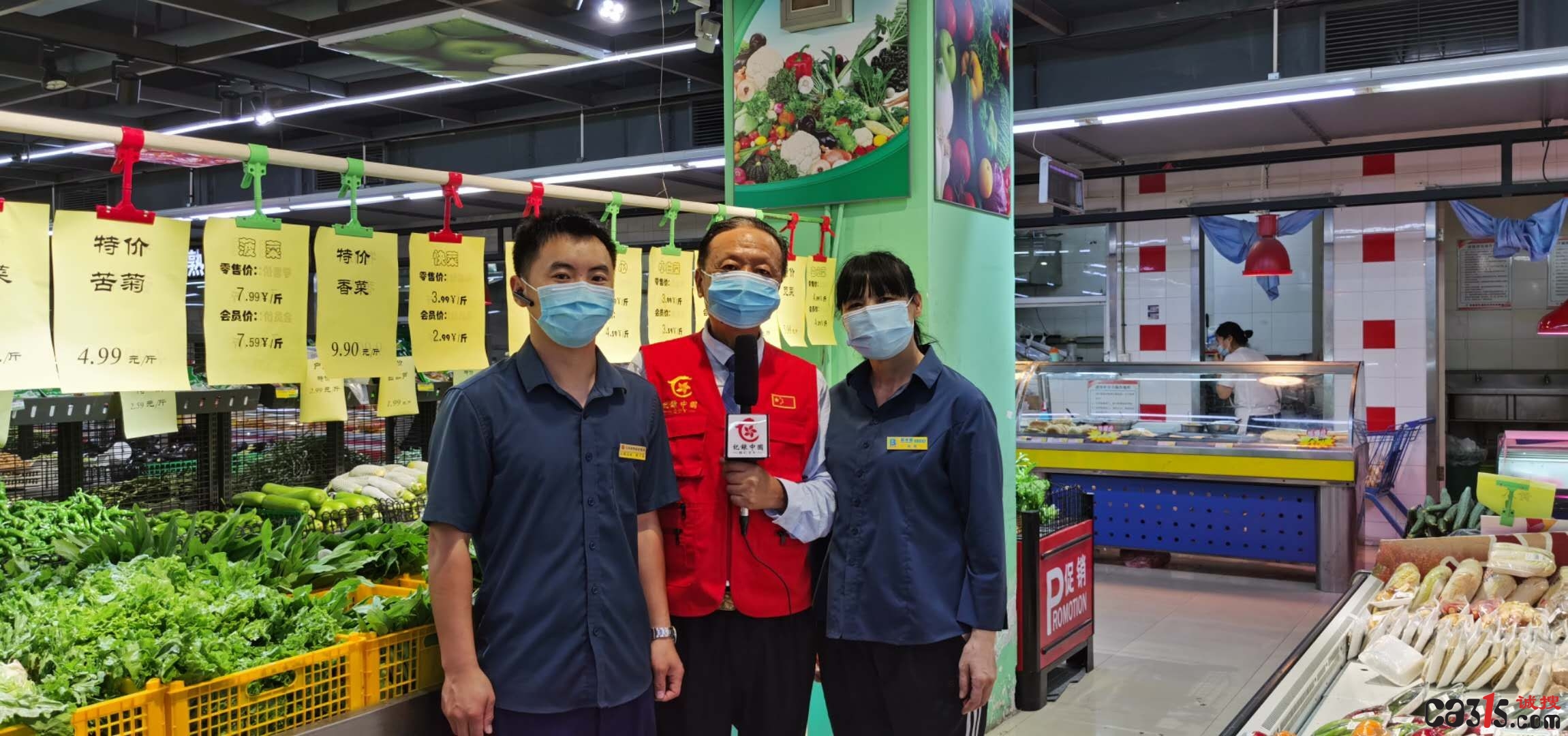 次渠店店长赵文涛(左一），次渠生鲜主管李桂珍（右一）.jpg