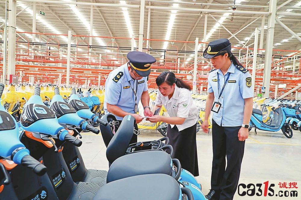贵港市市场监管局开展电动自行车企业走访,签订合规提醒告知书