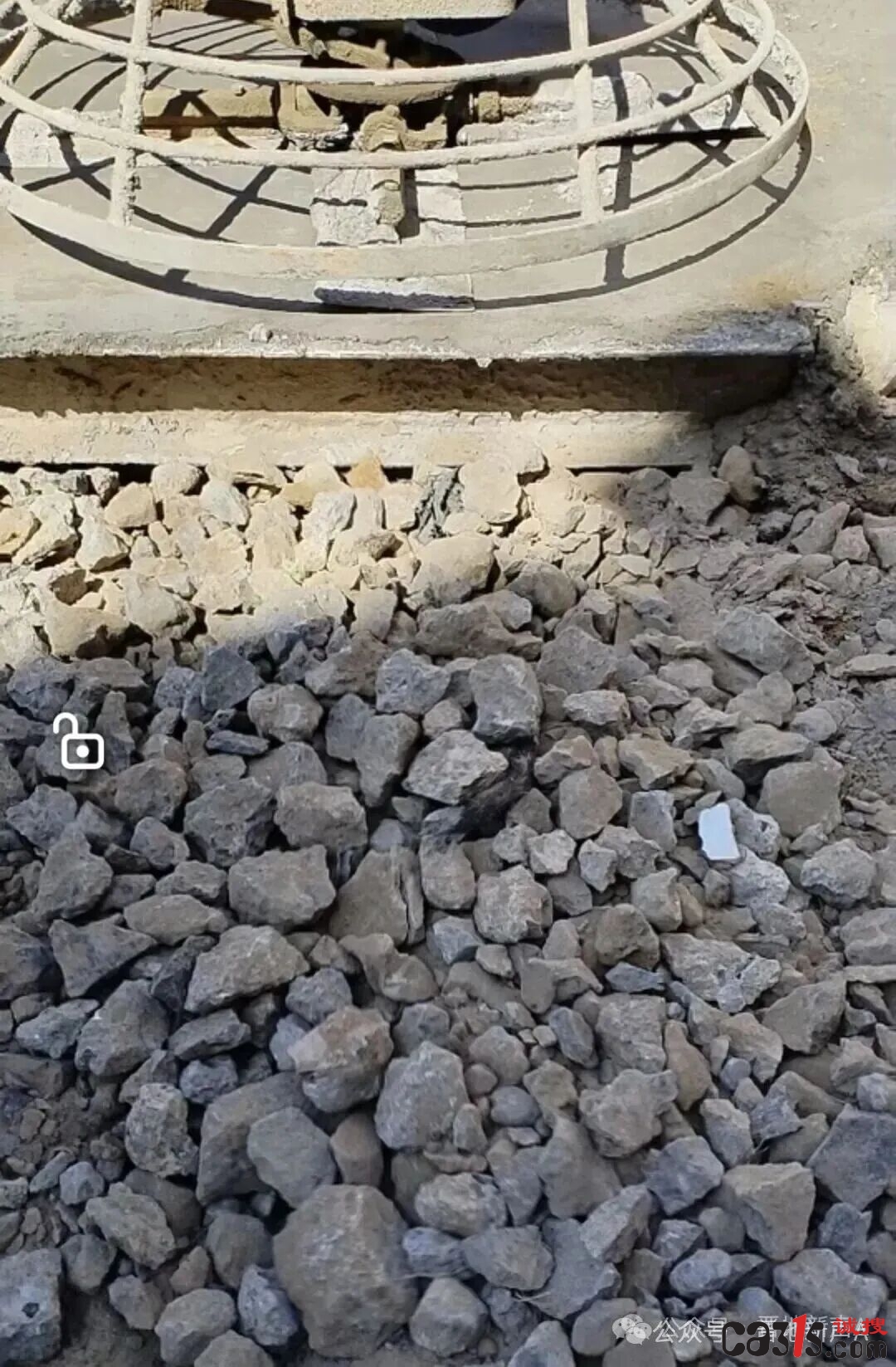 山西介休村道改造工程被指豆腐渣 村民实名举报问题仍未解决(图2) djEvbE1JVGtldUNKeHNzOUkzRkNhbGFUVjFIb19TZFprbTVabDV2NjZ5bGpBLW5DUnM1Ul9McGVzc0ZlRGpRSHQ3TVVray04R2dmWmNCdEJkUzJicmItNGxfNl9ya2oxaXk1bVZqR01XNzhoSjQ9.jpg