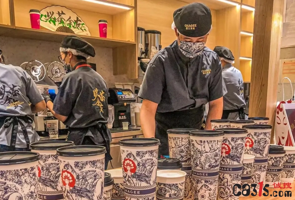 霸王茶姬员工徒手摆拍制茶引争议:内控短板背后投诉不断(图1) 193d75c6cdf06e0e5bfb27df3d6766523546725486692589.png@_副本.jpg