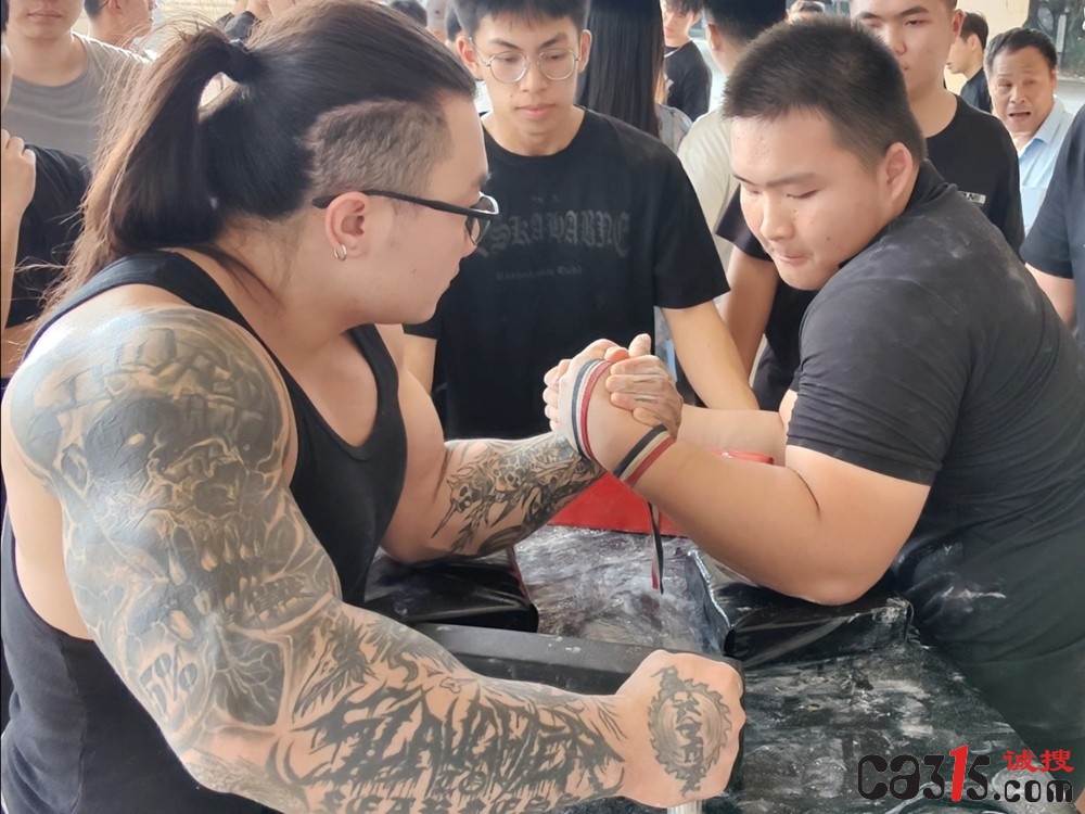 和游客掰了个手腕，22岁演员左臂骨折，景区、中介、传媒公司谁该负责？
