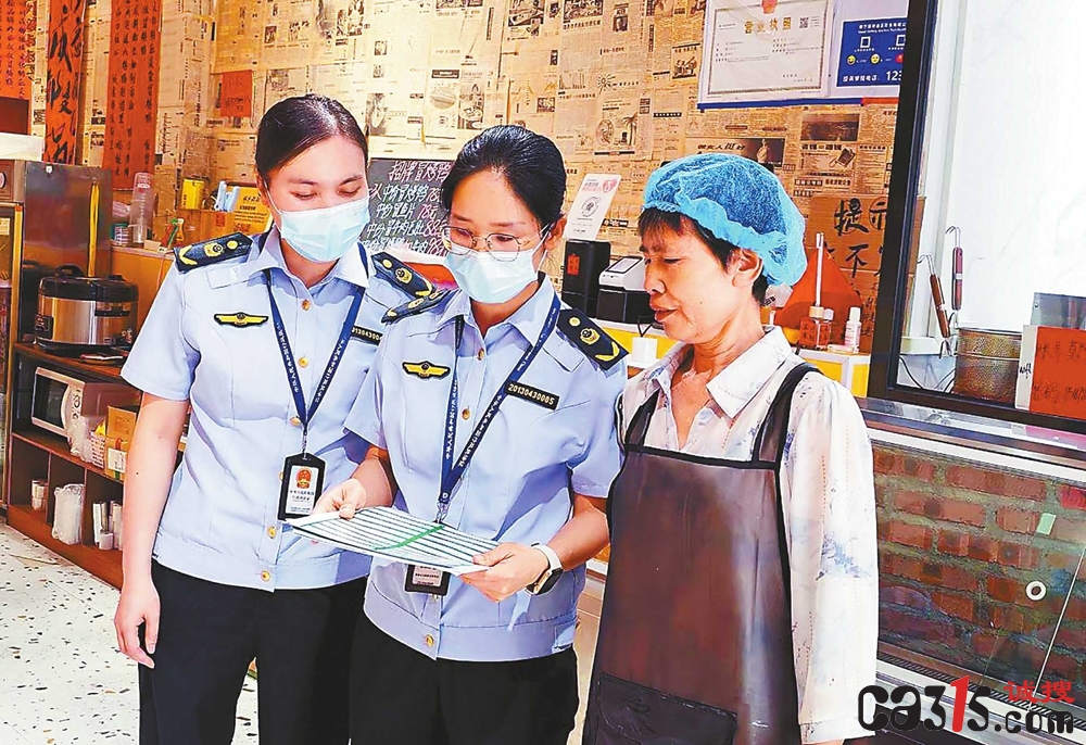 广西忻城县市场监管局印制并发放10万份“食安封签”