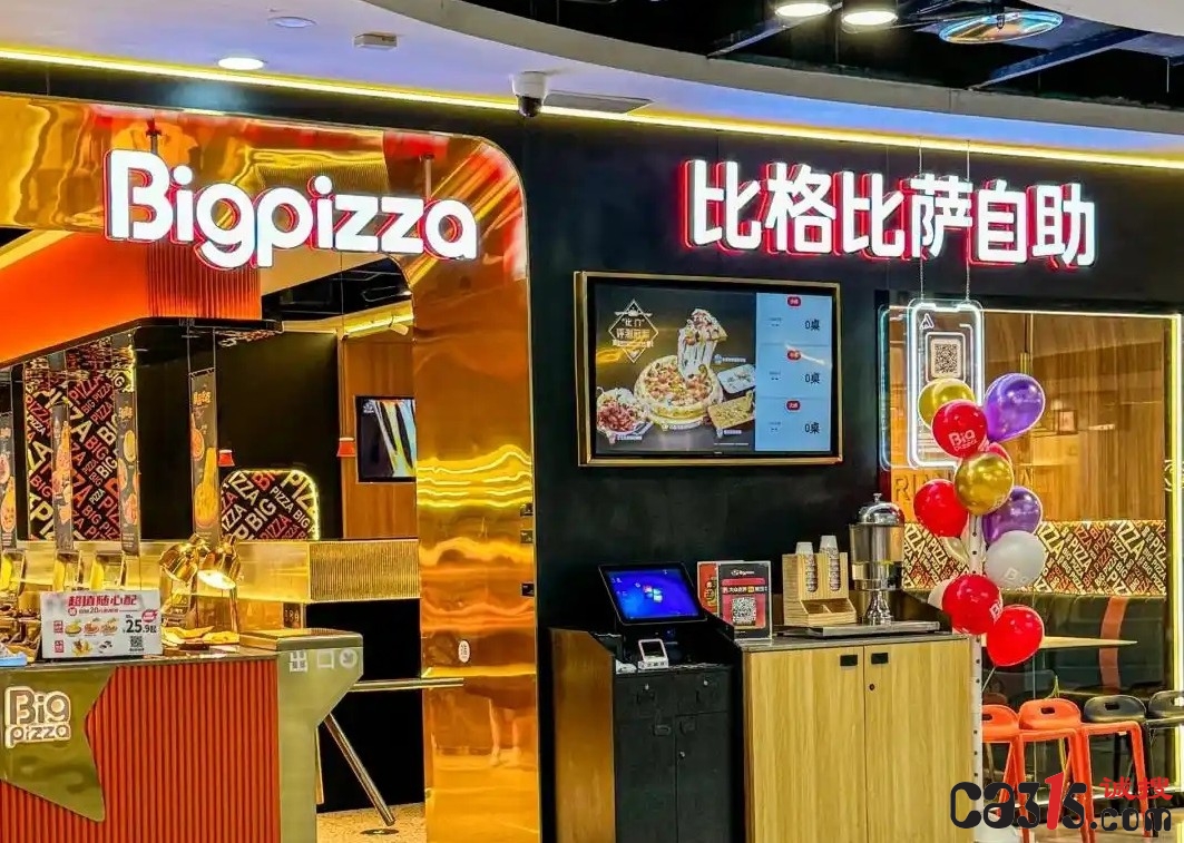 吃个自助餐被电伤，比格比萨回应称“静电”遭质疑，创始人刚因“开黄腔”惹众怒
