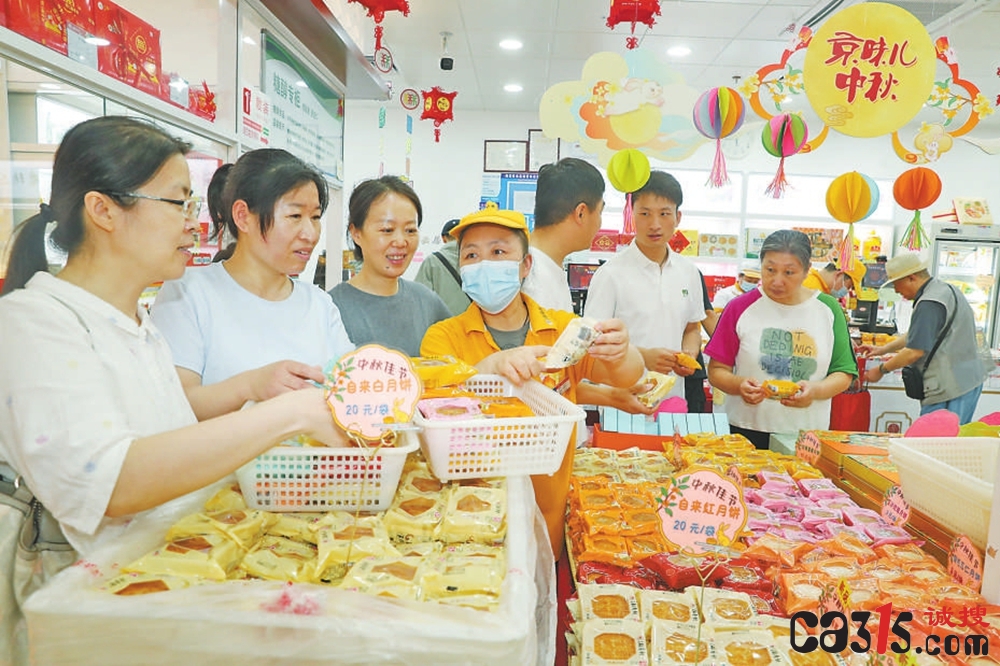 北京西四环一家老字号专卖店里散装月饼受欢迎