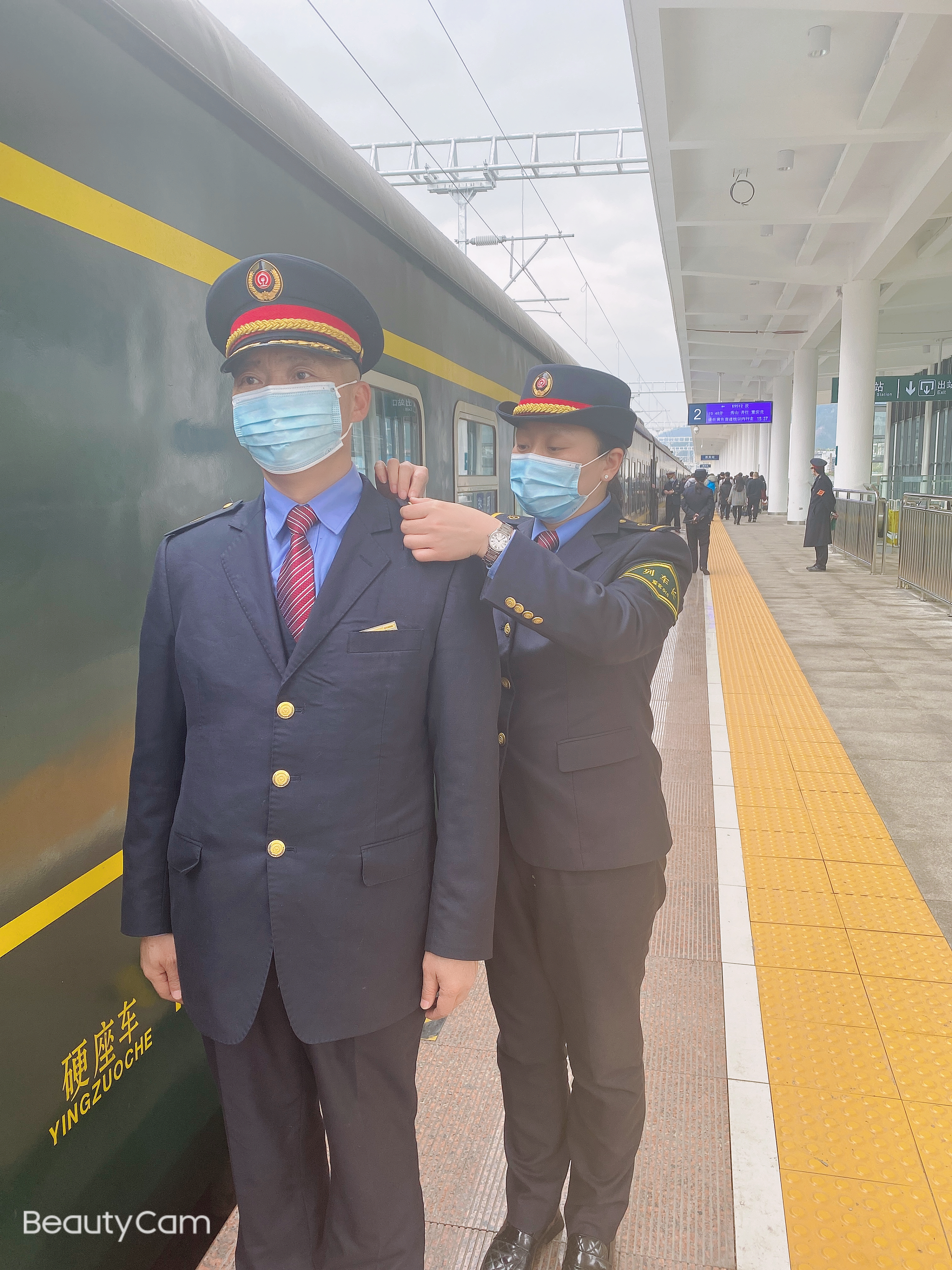 一盒北京糕点小慢车“旅行”到彭水