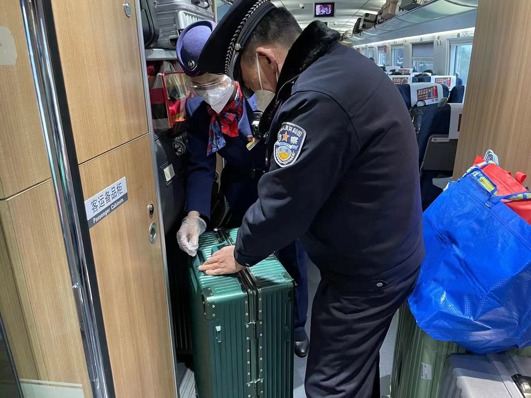 列车长朱超红：把旅客平安送到目的地是我们铁路人的责任